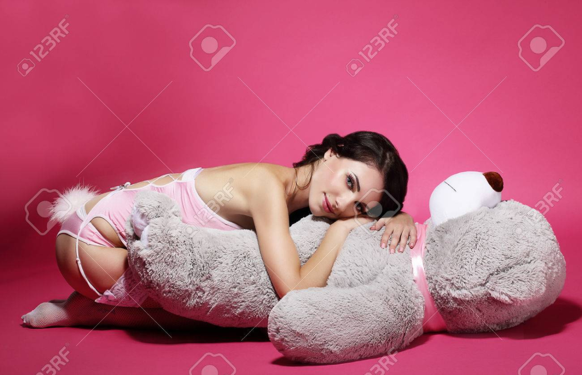 22768234-tendresse-sentiment-femme-rêverie-avec-teddy-bear-portant.jpg
